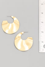 Load image into Gallery viewer, Wavy Disc Earrings