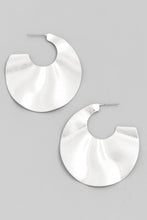 Load image into Gallery viewer, Wavy Disc Earrings